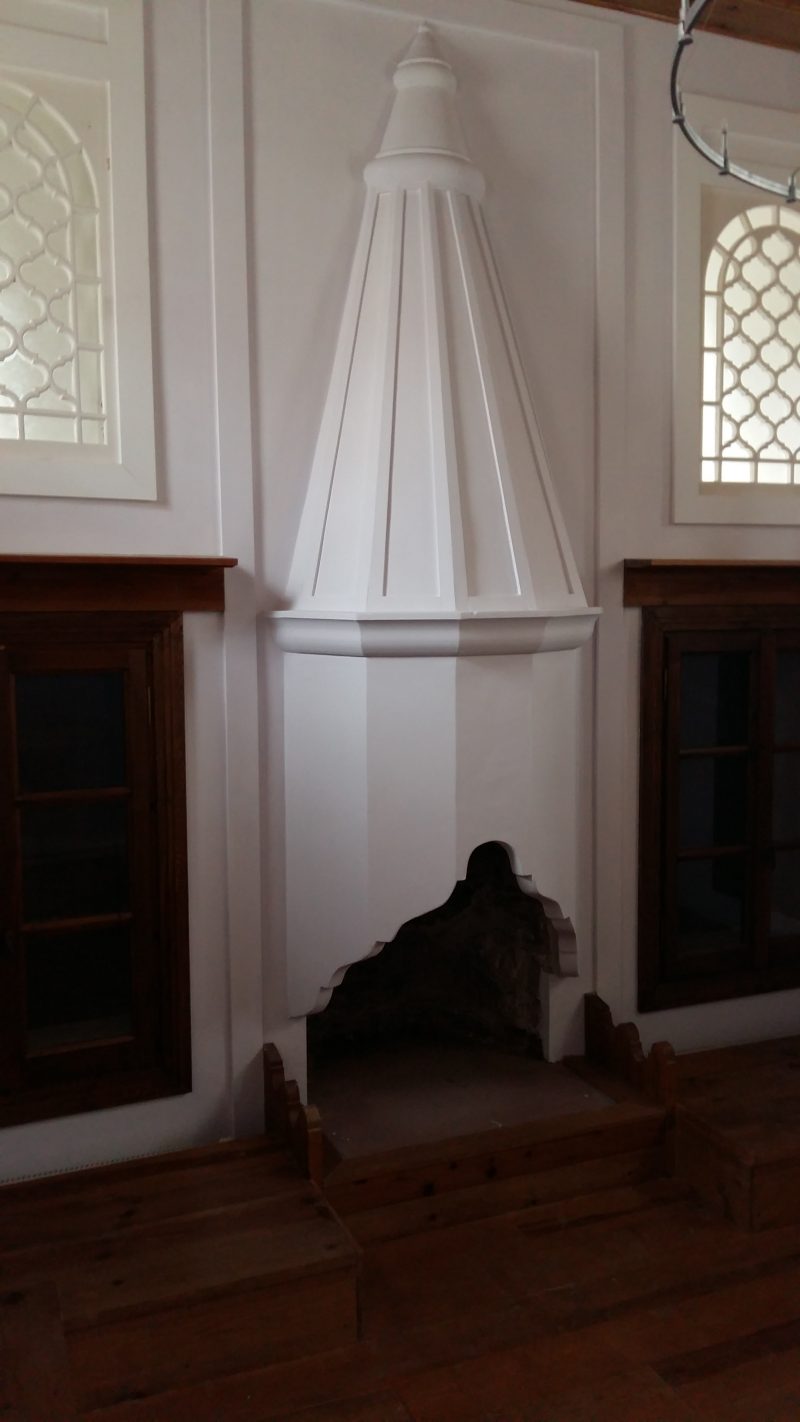 Τζάκι οθωμανικής αρχιτεκτονικής  στο εσωτερικό του αρχοντικού των Μπενιζέλων